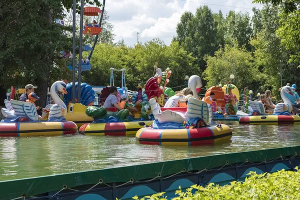 Tomsk Russland Juli 2021 Kinderboote Form Von Schwänen Und Krokodilen — Stockfoto