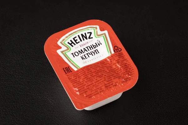 Novosibirsk Russia September 2021 Heinz Tomato Ketchup Packaged Black Table — Stock Photo, Image