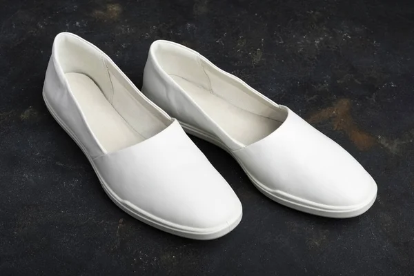 Elegantes Zapatos Piel Femenina Color Blanco Sobre Fondo Negro Zapatos —  Fotos de Stock