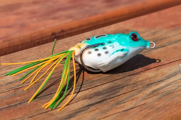 Angelhaken Mit Einem Bajman Form Eines Frosches Fischköder Auf Holzgrund — Stockfoto