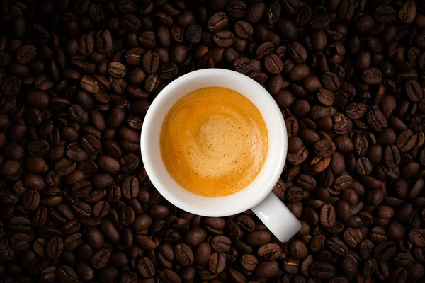 Kopje Geurige Koffie Koffie Bonen Achtergrond Bovenkant Bekijken — Stockfoto