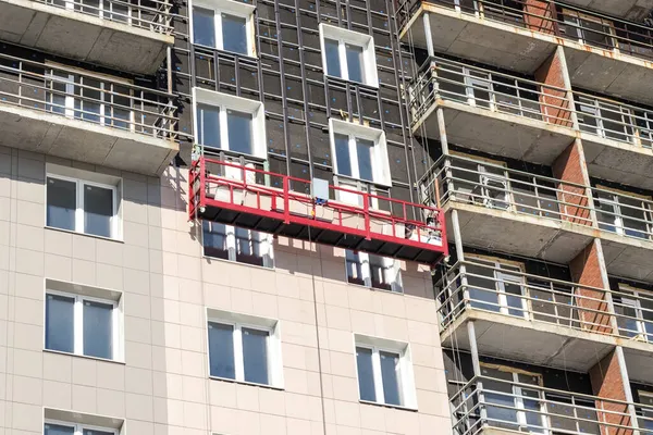 Bouw Lift Wieg Voor Afwerking Van Buitengevel Van Een Huis — Stockfoto