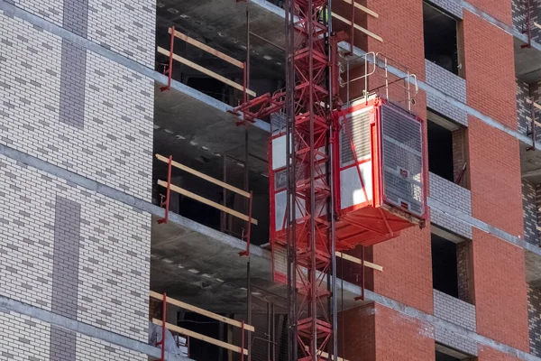 Elevador Construcción Rojo Para Elevación Mercancías Transporte Personas Concepto Acabado — Foto de Stock