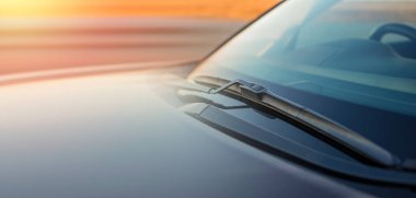 Araba ön cam fırçaları, kopyalama alanı. Temizlik ürünleri, cilalama, yağmur önleme. Metin yeri olan web sitesi için şablon, kopyalama alanı