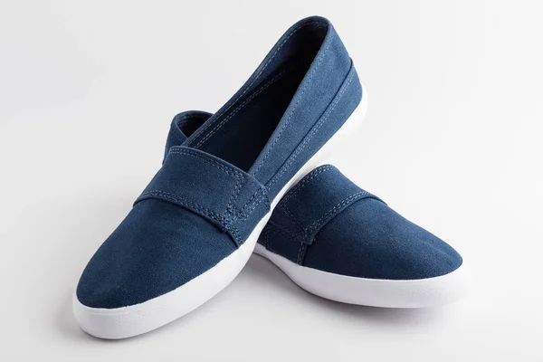 Nuevos Zapatos Elegantes Zapatillas Deporte Zapatos Cómodos Azules Sobre Fondo —  Fotos de Stock