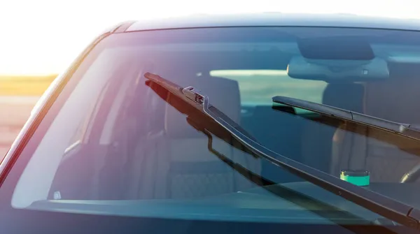 車のフロントガラスブラシ 製品の洗浄 雨防止の概念 — ストック写真