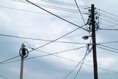 Bulutlu bir günde elektrik iletimi ve sokak lambası yükle.