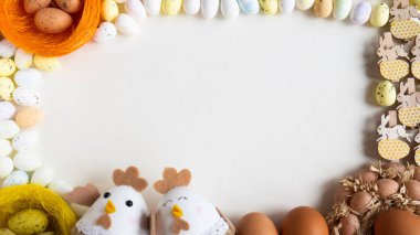 Paskalya yumurtaları ile çerçeve ve beyaz arkaplan üzerindeki metin için kopyalama alanı.