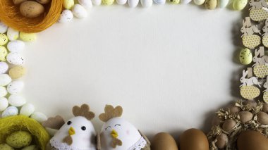 Paskalya yumurtaları ile çerçeve ve beyaz arkaplan üzerindeki metin için kopyalama alanı.