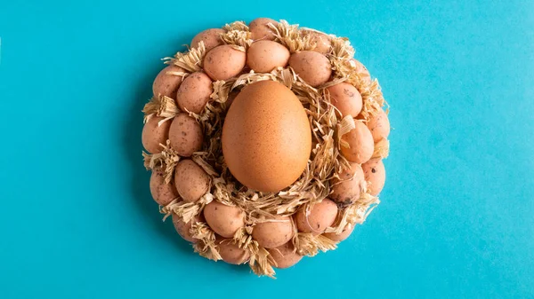 Una Pila Huevos Marrones Nido Concepto Mínimo Pascua Copiar Espacio — Foto de Stock