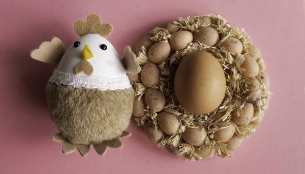 Juguete Pollo Con Huevos Nido Sobre Fondo Rosa — Foto de Stock