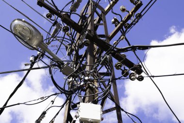 Güneşli bir günde elektrik kabloları olan sokak lambası..