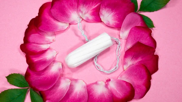 Tampão Menstrual De Higiene Feminina. Fita Rosa Com Tampão Menstrual No  Fundo Rosa. Conceito De Higiene Sanitária. Período Feminino De Menstruação.  Banner De Ciclo De Menstruação Ginecológica. Espaço De Cópia Foto Royalty