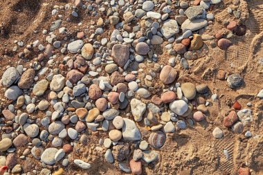 Liepaja, Letonya 'daki Baltık deniz kıyısında akşam ışığında taşlar