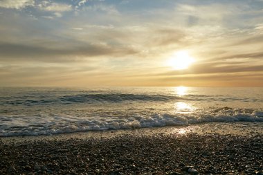 Bahar akşamları Baltık Denizi dalgaları