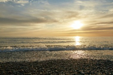 Bahar akşamları Baltık Denizi dalgaları