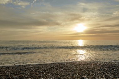 Bahar akşamları Baltık Denizi dalgaları
