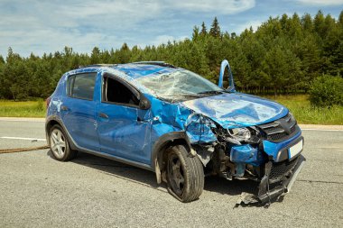 1 Temmuz 2021, Pure, Letonya: Mesafe ve ulaşım geçmişine uyulmadığı için kazadan sonra araba üstüne araba.