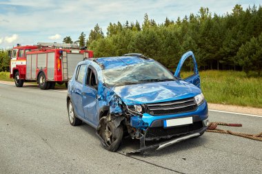 1 Temmuz 2021, Pure, Letonya: Mesafe ve ulaşım geçmişine uyulmadığı için kazadan sonra araba üstüne araba.