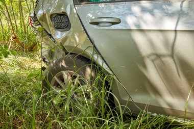 30 Haziran 2021, Salaspils, Letonya: çarpışma ve ulaşım geçmişi nedeniyle kazadan sonra araba üstüne araba