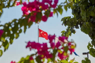 Türk bayrağı ve Akdeniz kıyılarında, covid 19 salgını sırasında