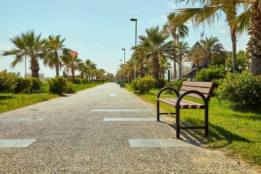 Türkiye 'de otelin yanındaki Antalya Bulvarı, Akdeniz kıyılarında, covid 19 salgını sırasında