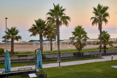 Türkiye 'de otelin yanındaki Antalya Bulvarı, Akdeniz kıyılarında, covid 19 salgını sırasında