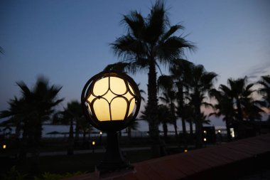 Covid19 salgını sırasında, Türkiye 'de Akdeniz kıyılarındaki bir otelde açık hava lambaları