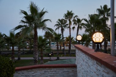 Covid19 salgını sırasında, Türkiye 'de Akdeniz kıyılarındaki bir otelde açık hava lambaları