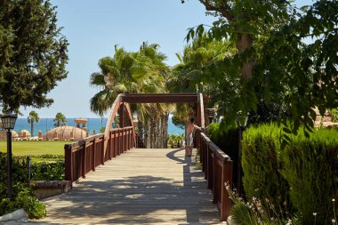 5 Temmuz 2021, Antalya, Türkiye: Covid19 ile ilgili kısıtlamaların kaldırılmasından iki hafta sonra, otelin yanındaki bulvar