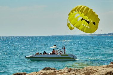 Türkiye 'de Covid19 salgını sırasında Akdeniz kıyılarına çekilen paraşüt