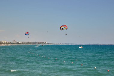 Türkiye 'de Covid19 salgını sırasında Akdeniz kıyılarına çekilen paraşüt