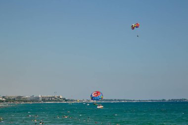 Türkiye 'de Covid19 salgını sırasında Akdeniz kıyılarına çekilen paraşüt