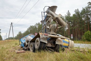 19 Temmuz 2021, Vangazi, Letonya: Beton karıştırıcı kamyon bir araba kazası geçirdi ve yoldan çıktı.