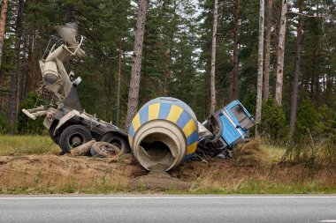 19 Temmuz 2021, Vangazi, Letonya: Beton karıştırıcı kamyon bir araba kazası geçirdi ve yoldan çıktı.
