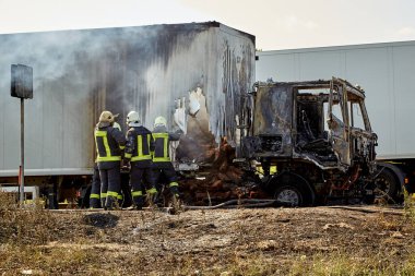 23 Temmuz 2021, Riga, Letonya. Yanan bir arabayı söndüren itfaiyeciler.. 
