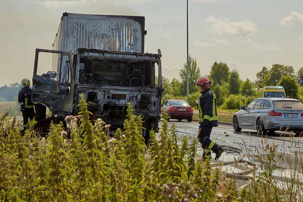 Липня 2021 Року Ризі Латвія Пожежники Загасили Палаючий Автомобіль — стокове фото