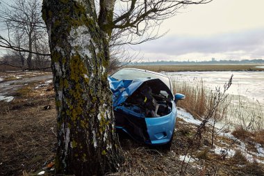 25 Ocak 2022, Riga, Letonya: yolda bir kaza yerinde ağaca çarpmış.