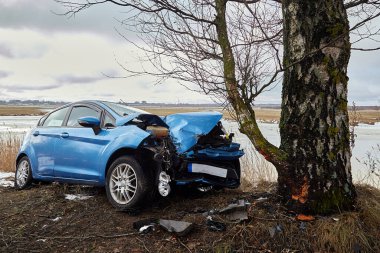 25 Ocak 2022, Riga, Letonya: yolda bir kaza yerinde ağaca çarpmış.