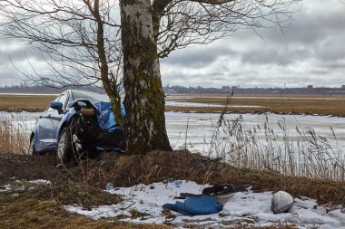 25 Ocak 2022, Riga, Letonya: yolda bir kaza yerinde ağaca çarpmış.