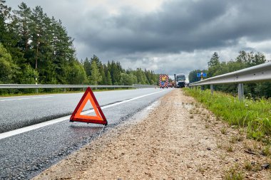 19 Ağustos 2022, Tinuzi, Letonya: yolda araba kazası, bariyerle çarpışma sonrası kamyon, ulaşım geçmişi.