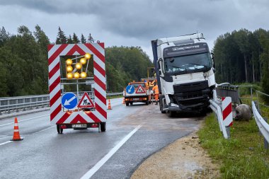 19 Ağustos 2022, Tinuzi, Letonya: yolda araba kazası, bariyerle çarpışma sonrası kamyon, ulaşım geçmişi.