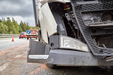 19 Ağustos 2022, Tinuzi, Letonya: yolda araba kazası, bariyerle çarpışma sonrası kamyon, ulaşım geçmişi.