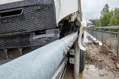 19 Ağustos 2022, Tinuzi, Letonya: yolda araba kazası, bariyerle çarpışma sonrası kamyon, ulaşım geçmişi.