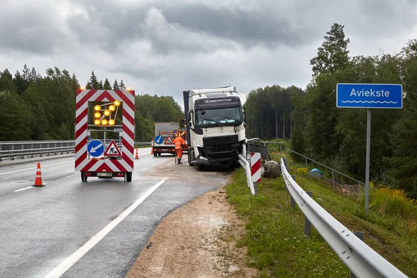 19 Ağustos 2022, Tinuzi, Letonya: yolda araba kazası, bariyerle çarpışma sonrası kamyon, ulaşım geçmişi.