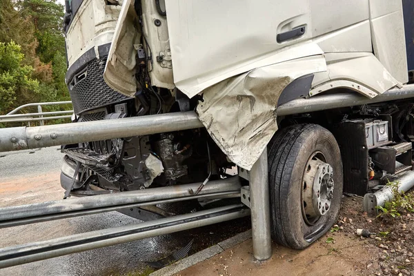 2022年8月19日 ラトビアのティヌジ 道路上の自動車事故 道路の障壁との衝突後のトラック 輸送の背景 — ストック写真