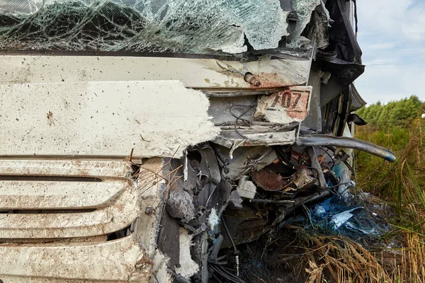8月8 2021 道路A9 ラトビア 車やバスの衝突 交通機関の背景に車の事故 — ストック写真