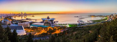 Bakü, Azerbaycan, Ağustos 2022: Gün doğumunda Bakü ve Bakü Körfezi 'nin panoramik manzarası.