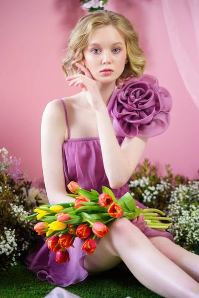Pembe elbiseli laleli güzel bir kız. Moda portresi.