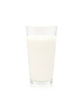 Beyaz üzerine izole edilmiş bir bardak süt.